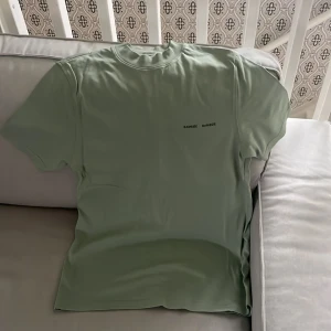 Samsøe Samsøe t shirt  - T-shirten kostar ny 600kr. Den är använd 2-3 ggr pga för liten så är i väldigt bra skick. Mitt pris är 99kr