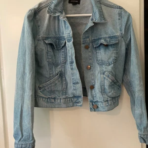 Jeansjacka (art) - Kort jeansjacka med målad rygg. Denna målade jag för många år sedan, nu hoppas jag att den får ett nytt liv hos en ny ägare❤️