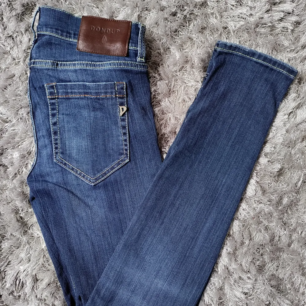 Säljer mina Dondup jeans i storlek W27 L30. ungefär 9/10, skick dem har väldigt lite täcken av användning längst ner på byxan men man ser inte det när man har på sig byxorna, men annars i perfekt skick. Tveka inte på att skriva om du har någon fråga!. Jeans & Byxor.