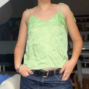 Other stories blus - Ljusgrön blus från other stories i strl 36. Knyts i axlarna, så går att justera beroende på hur man vill att den ska sitta! 