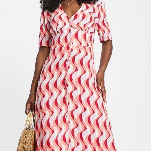 Sommarklänning - Härlig klänning från Asos! Superfin i färgerna - storlek 40 men liten i storlek så den sitter som en 36/38🥰