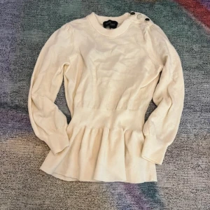 Little remix tröja  - Använd bara några gånger. Jätte skön, storlek 128cm. 