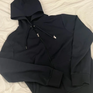 Ralph Lauren kofta i Blå  - Storlek S  Väldigt Bra Shick Blå Modell Ralp Lauren  250kr billigare än Zalando