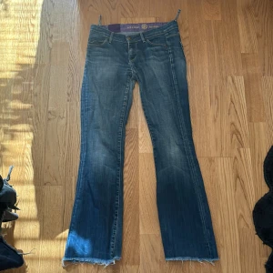 Lågmidjade utsvängda jeans - Skit snygga lågmidajde jeans från märket ”Rich and skinny”, som tyvärr är för små. Har därför ingen bild med på! De har två små defekter, se bilder 4 och 5. Öglorna som används för skärp har lossnat men inget som syns. Åker bort på semester 26 juli!!