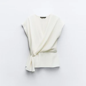 Super söt blus  - Super söt blus ifrån zara som aldrig kommit till andvänding prislappen är kvar❣️