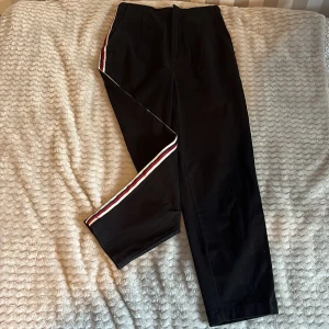 Petite byxor  - Petite byxor från Asos storlek 32 