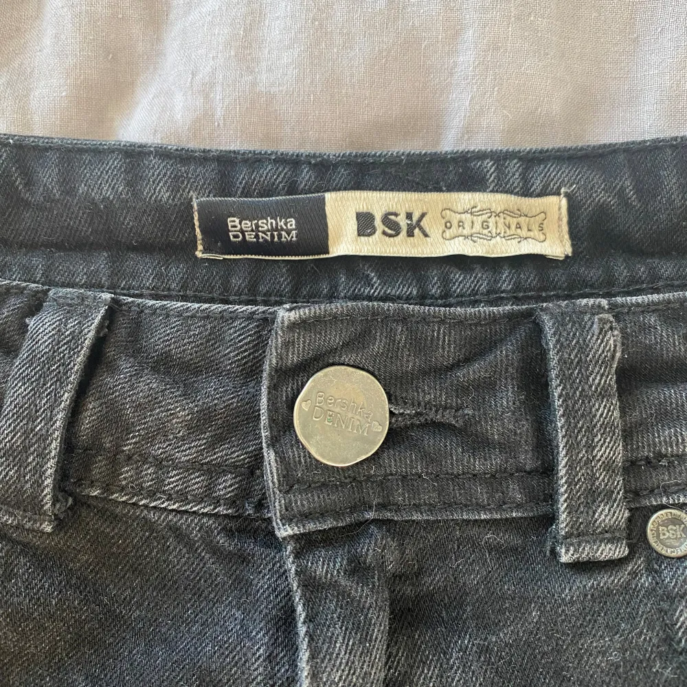 Säljer dessa skit snygga svarta jeans shortsen från Bershka i storlek 34 men passar mig som har 36 i vissa byxor🩷. Shorts.