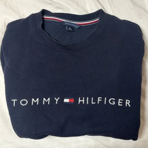 Tommy Hilfiger  tröja! - Mörkblå super fin tröja, använd ca 5 ggr! 💗💗