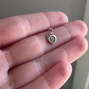 18k vitguld hjärta  - Superfint hjärta i äkta 18k vitguld. Väger 0,4 gram. Frakt 18kr eller köp via köp nu.