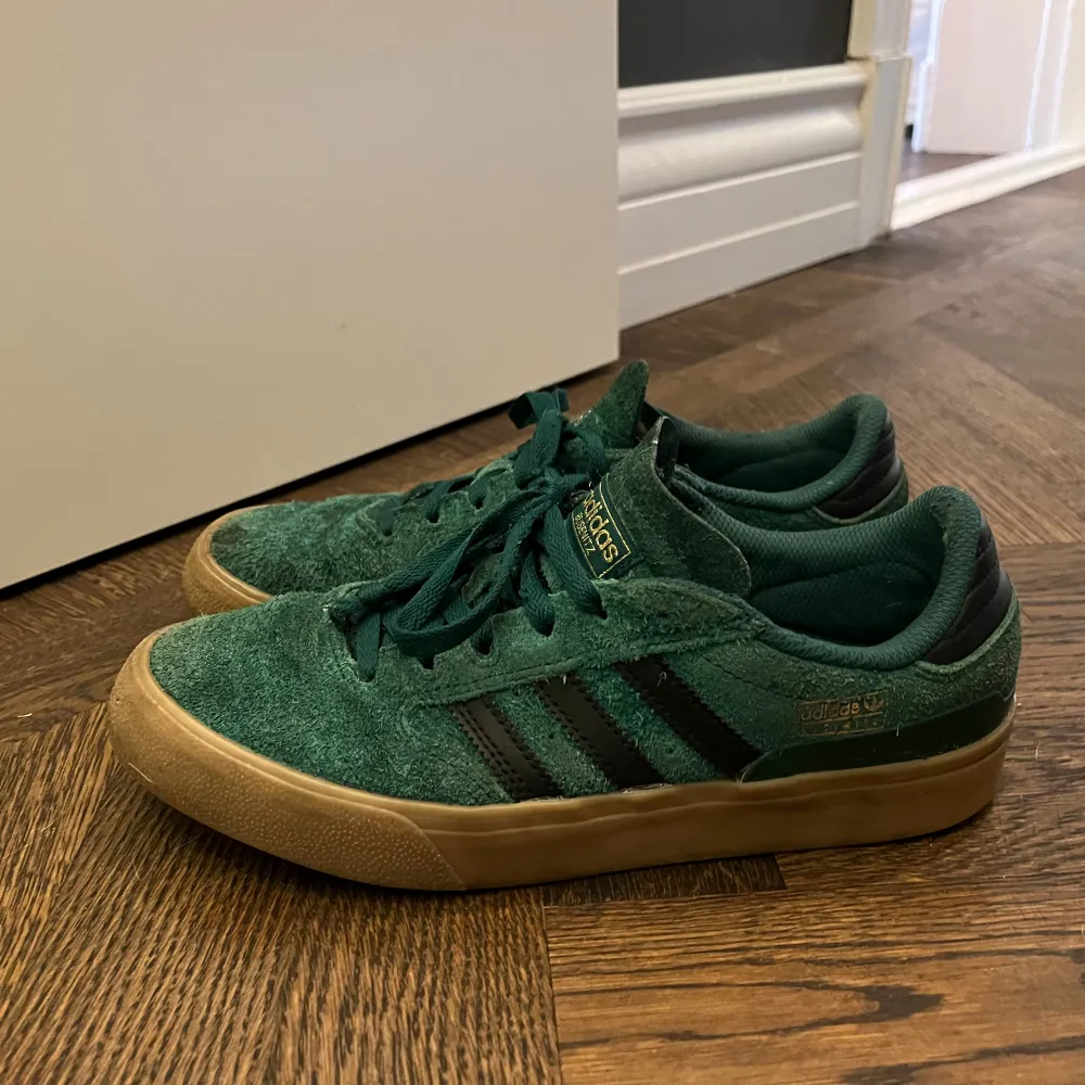 Adidas skor i storlek 39, passar även storlek 40. Köpta vintage<3. Skor.