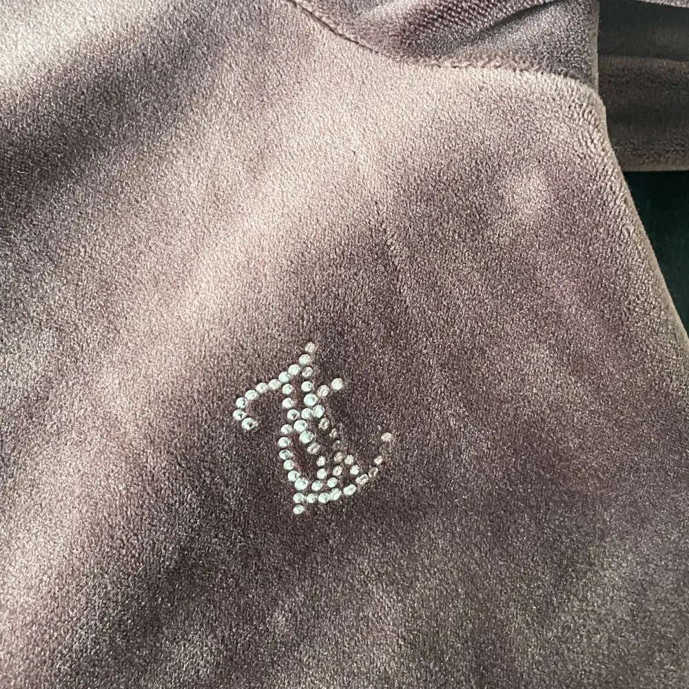 Säljer denna juicy couture zip up hoodien då den inte kommer till användning💓mycket bra skick, änvänt ksk 5 ggr. Köpte för cirka 800kr. Hoodies.