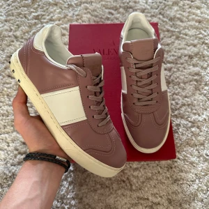 Valentino Flycrew - Säljer dessa superfina rosa flycrews i Storlek 37 sitter lite större | 8/10 Skick (1 nit borta) |  Box, Dustbag, Kort medföljer | Hör av dig vid minsta lilla fundering ✌️