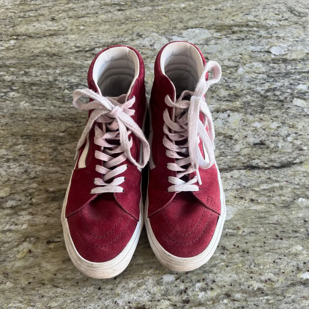 Jättefina röda höga vans i storlek 36,5. Mycket bra skick!🙌🏼. Kengät.