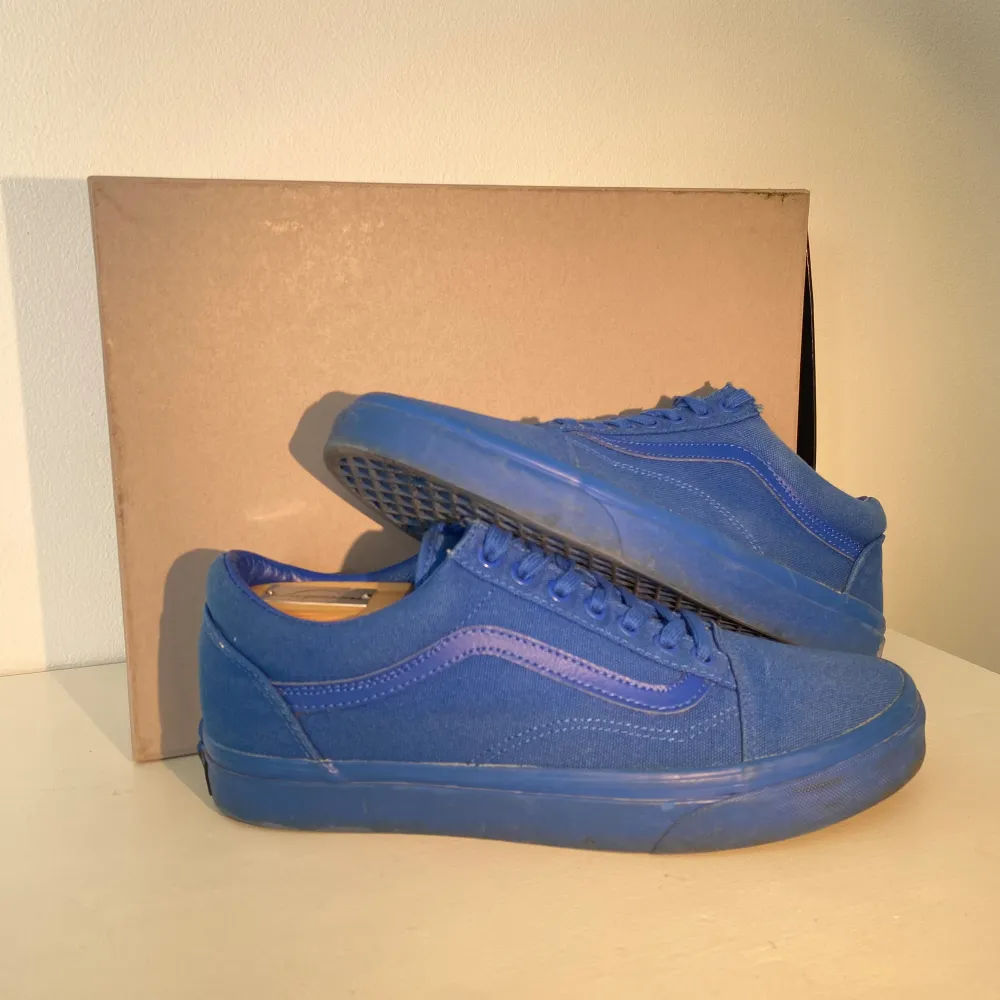 Hej, säljer ett par Vans sneakers helt i blått. Unika och sällsynta, köpta i USA för 80 euro några år sedan. Storlek 42 och True To Size. Klassisk modell. Pris kan diskuteras. Hör av dig vid intresse! . Skor.