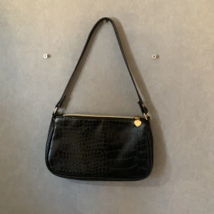 Handväska 2=190kr 1=85kr✨ - Två fina handväskor till salu. En svart och en vit. Inte använda många gånger. Hjärtat är lite rostigt. Två för 190 kr och en för 85 kr.  💗✨