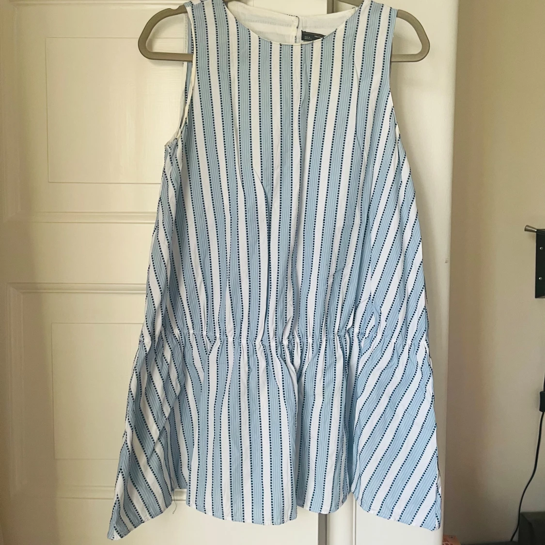 Blåvit sommarklänning från Zara.