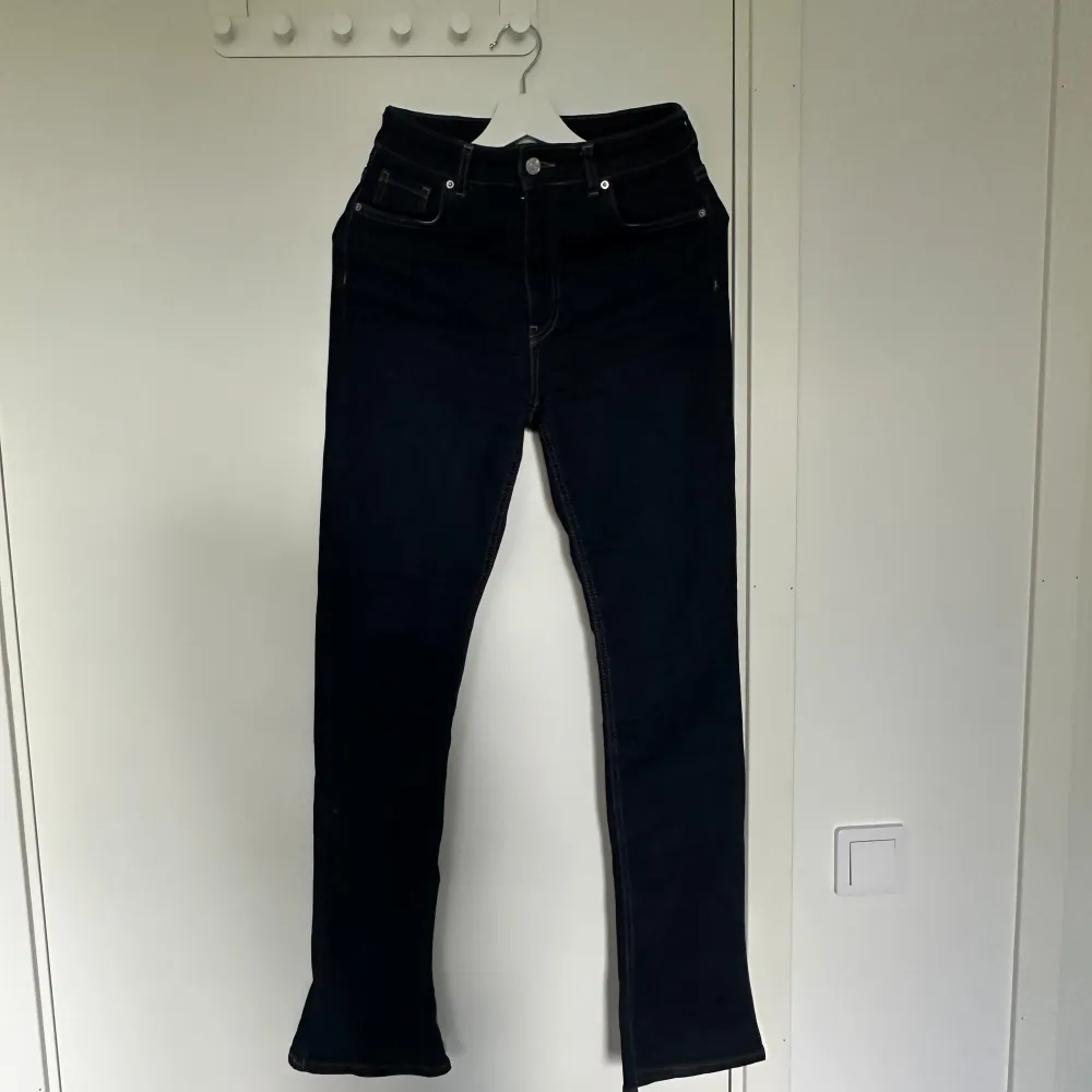 Blå jeans från gina tricot, superfint skick då ja aldrig använt dom, storlek 38. Jeans & Byxor.