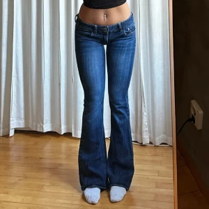 vintage lågmidjade jeans  - Säljer dessa underbara lågmidjade, bootcut, vintage jeans från american eagle 💗 Midja: 41 Innerben: 81 