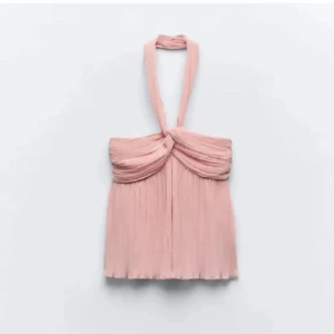 Rosa Zara Top Med Lap Kvar - Jag säljer denna jättefina Zara toppen som tyvärr inte kommer till någon användning, den är i helt ny skick och har aldrig använts. Den har även lappen kvar på❤️Man står för postens pris själv dessutom är det enkelt med posten för jag bor i Stockholm❤️