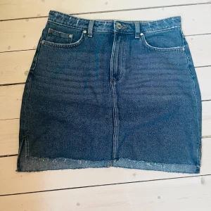 Jeanskjol från h&m - Kort jeanskjol från h&m. Sparsamt använd. Köparen står för eventuell frakt.