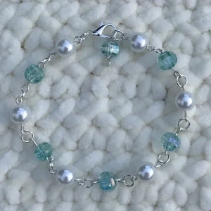 🫐Pärlarmband🫐 - Vackert blått armband av vita och ljusblåa glaspärlor💍