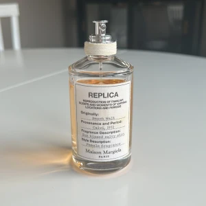 Maison Margiela parfym - super härlig parfym i doften ”Beach walk” ifrån märket Maison Margiela!! Blivit använd några gånger och är nästan full! 