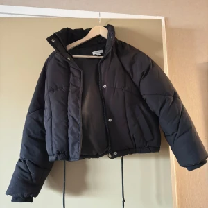 Jacka - Svart jacka i pufferstil från Topshop i strl petite 32. Säljes då den inte kommer till användning!