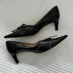 Vintage klackar - Spetsiga kittenheels i fint skick!