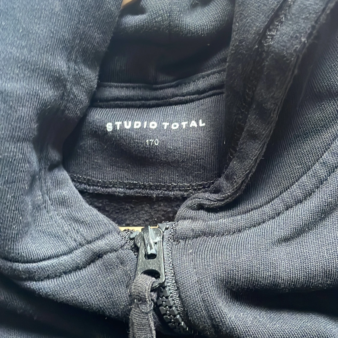 Svart huvjacka från Studio Total - 91