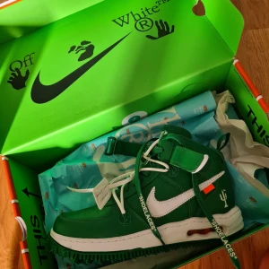 OFF-WHITE air force 1 storlek 42.5 - Köpte dem förra året när de släptes och använde dem 2-3 gånger den sommaren, har inte använts sen dess. Tappade intresse för dem. Inga permanenta märken eller något, gott skickt. Kvitto på bild 4, ny priss 2200kr. Pris kan diskuteras vid snabb affär