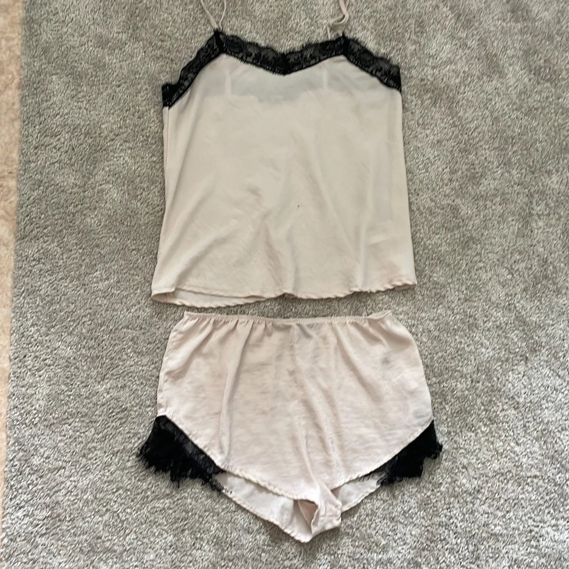 Satinpyjamas från bikbok