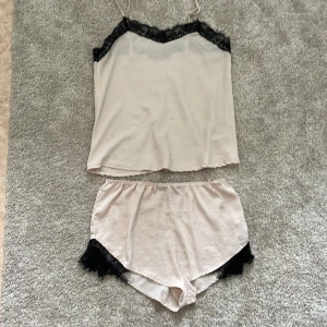 Satinpyjamas från bikbok - Kommer ej till användning. Är ganska nopprig därav priset