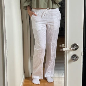 Gina Tricot linnebyxor - Säljer dessa jättefina linnebyxor från Gina Tricot! De är från deras ”barnavdelning”, storlek 170 men de passar perfekt i storleken på mig som brukar ha S/M i underdelar. De är dock lite för korta på mig som är 183cm lång ☺️ använda en gång, nyskick!💕