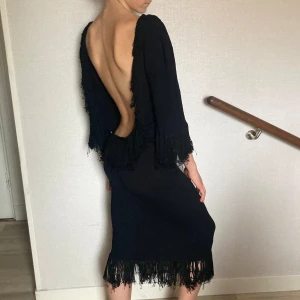 Svart klänning - Super snygg svart lång klänning med öppen rygg och hängande trådar/snören som skapar en så fin passform⭐️ Perfekt klänning till fest eller om man ska vara finklädd!