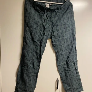 Pyjamas byxor  - Grön/svarta pyjamas byxor från hm, knappt använda