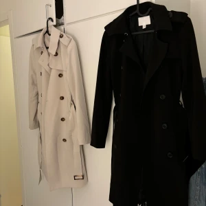 2 trenchcoat  - 2 helt nya trenchcoat i färgen beige och svart. Det är xs , men passar en xs-s. Priset är fast på 800kr för både   De är helt nya då jag valde sätta på slöja och letar efter längre trenchcoat, annars älskar jag kvaliten på dem🌸