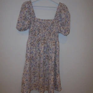 Klänning - En fin blommig sommarklänning i bra skick. Endast använd en gång.
