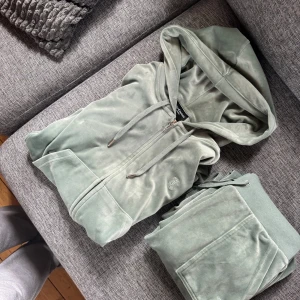 Juicy couture  - Mycket bra skick storlek s bra i passformen innan jag blev gravid😊 kom med pris förslag!