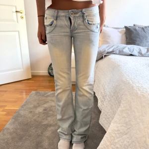 Ljusljus blåa lågmidjade bootcut/raka jeans - så fina jeans i toppen skick ,midjemåttet är 70cm och innerbenslängden 81cm🥰 köp gärna genom köp nu💖 
