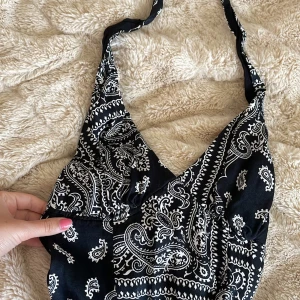 Bershka klänning - Söt klänning från Bershka med knyt runt nacken som inte säljs längre 💗 Den är kort och tight vid midjan då den har en dragkedja, samt öppen rygg. Använts bara 1-2 gånger 💗