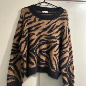 Lurvig tröja - Lurvig zebra mönstrad tröja🦓 sjukt snygg! Storlek S
