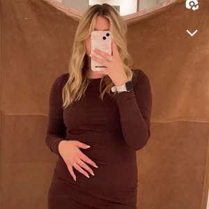 Klänning - Brun ribbad klänning med slits i sidorna från Vero Moda strlk L, använd en gång