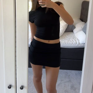 Minikjol med inbyggda shorts - Säljer den perfekta minikjolen som även har inbyggda shorts!! (OBS: Flyttar till USA i September så avslutar all min försäljning då).🇺🇸