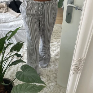 linnebyxor  - jättefina linnebyxor köpta på hm förra året, helt slutsålda💓 har använt de cirka 2 gånger, jag är cirka 167 cm 