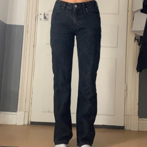 Svarta jeans - Svarta jeans från Never Denim i bra skick men urtvättade. Low waist men jag upplever att de är mer åt mid waist- hållet. Skriv om du undrar nåt🤗Midjemått rakt över: 33 cm Innerbenslängd: 79 cm 