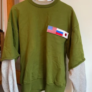 Gosha Rubchinskiy double sleeve flag sweater - Sweater från rubshinskiy hans kollektion 2018. Han har slutat med att designa nu så ganska rare tröja, kostade 3000 ny. Den har mest legat i skrubben. Inga fel alls på den, ser ny ut. Jag är 180 hade S men funkar inte om man är längre.