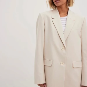 Oversized blazer - Ljusbeige oversized blazer storlek 36. Frakt tillkommer!  Säljer pga att jag inte hann skicka tillbaka då den var för stor för mig!