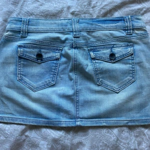 Minikjol - Tryck jätte gärna på köp nu! Är ifrån orsay  Midjemått rakt över: 44 cm  Längd: 32 cm  Sitter som bäst lågmidjad, kan inte skicka bilder på då den är för stor för mig