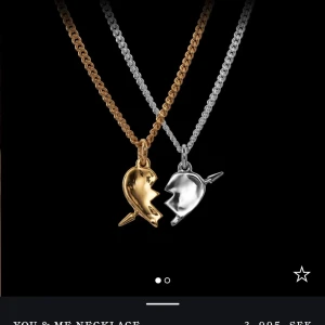 GULDIGA HALVAN - TRYCK EJ PÅ KÖP NU!!  Jag säljer den guldiga halvan för 2000kr då jag köpte hela halsbandet för 4000kr!💗 kan tänka mig att gå ner i pris vad snabb affär ! Box kommer ej med men skickar bilder på halsbandet o äkthesbevis! Köpte halsban förra månaden!💗