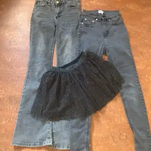 Gråa flared jeansen från shein passar perfekt och är sköna pris: 30 ( storlek:S/36, Gråa skinny jeansen från lager med namnet snake pris: 30 (storlek:Xs), Kjolen är fin och söt med en elastisks midja, pris: 20 (storlek:134-140) 